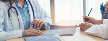 İki Asyalı kadın doktor, doktorun muayenehanesinde röntgen filmi danışmanlığı yapan hastalarla görüşmeyi tartışıyor. Asya tıp laboratuarındaki genç kadınlar birlikte sağlık hizmetleri hakkında konuşuyorlar.