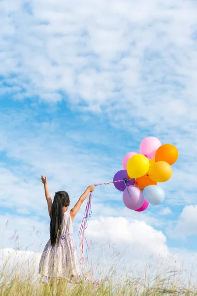 Vrolijk Schattig Meisje Houden Ballonnen Lopen Groene Weide Witte Wolk — Stockfoto