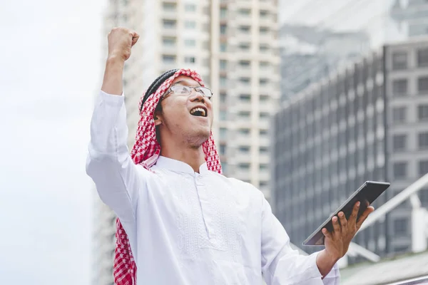 Islamisk Man Med Smartphones App Organisera Schema Agenda Fokus Händer — Stockfoto