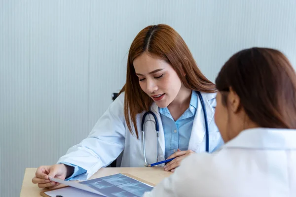 Dwie Azjatyckie Lekarki Dyskutują Spotkaniu Kliniką Medyczną Gabinecie Lekarskim Wyglądającą — Zdjęcie stockowe