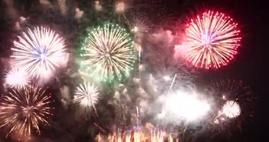 Renkli canlı Havai fişekler yeni yıl dönümünü kutluyor. 2022, 4 Temmuz bayram festivali. Ulusal bayramı kutlamak için gece vakti renkli havai fişekler. Geri sayım Yeni Yıl 2022 Parti Zamanı