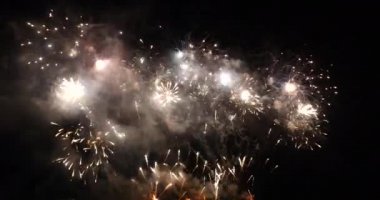 Renkli canlı Havai fişekler yeni yıl dönümünü kutluyor. 2022, 4 Temmuz bayram festivali. Ulusal bayramı kutlamak için gece vakti renkli havai fişekler. Geri sayım Yeni Yıl 2022 Parti Zamanı