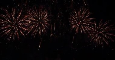 Havai fişekler yıldönümünü kutluyor. Mutlu yıllar 2022, 4 Temmuz bayram festivali. Ulusal bayramı kutlamak için gece vakti renkli havai fişekler. Yeni yıla geri sayım 2022 Parti zamanı etkinliği.