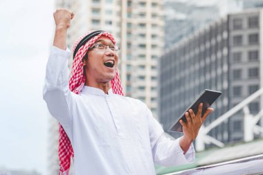 Akıllı telefon uygulaması kullanan İslami adam, ajandasını akıllı telefon Müslüman modern uae şehrine odaklıyor. Arap erkekleri tesettür ve Müslüman resmi giysileri giyer. Çevrimiçi yaşam tarzı mesajları gönderir.