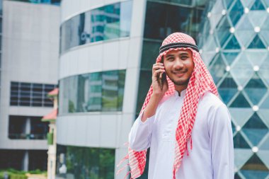 Akıllı telefon uygulaması kullanan İslami adam, ajandasını akıllı telefon Müslüman modern uae şehrine odaklıyor. Arap erkekleri tesettür ve Müslüman resmi giysileri giyer. Çevrimiçi yaşam tarzı mesajları gönderir.