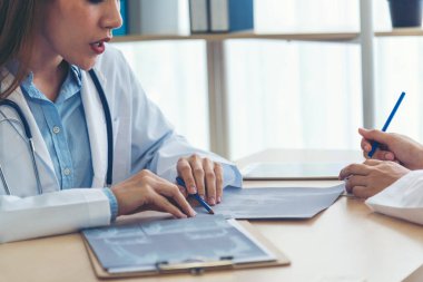 İki Asyalı kadın doktor, doktorun muayenehanesinde röntgen filmi danışmanlığı yapan hastalarla görüşmeyi tartışıyor. Asya tıp laboratuarındaki genç kadınlar birlikte sağlık hizmetleri hakkında konuşuyorlar.