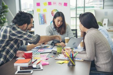 Yaratıcı tasarım ofis merkezi takım çalışması. Mutlu iş ortakları strateji organizasyonu planlıyorlar. Çeşitli ofislerde araştırmacıları bir araya getiriyorlar. Laptop, akıllı telefon şirketi konferans odasını kullanıyorlar.