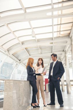 Bir grup insan çeşitliliği çoklu etnik gruplar arası takım çalışması iletişim konseptini karşılıyor. İş adamları, çok etikli iş ortakları beyin fırtınası yapan iş adamlarıyla bir araya geldi.