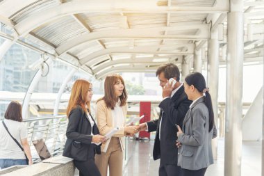 Bir grup insan çeşitliliği çoklu etnik gruplar arası takım çalışması iletişim konseptini karşılıyor. İş adamları, çok etikli iş ortakları beyin fırtınası yapan iş adamlarıyla bir araya geldi.