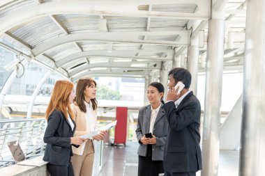 Bir grup insan çeşitliliği çoklu etnik gruplar arası takım çalışması iletişim konseptini karşılıyor. İş adamları, çok etikli iş ortakları beyin fırtınası yapan iş adamlarıyla bir araya geldi.