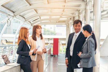 Bir grup insan çeşitliliği çoklu etnik gruplar arası takım çalışması iletişim konseptini karşılıyor. İş adamları, çok etikli iş ortakları beyin fırtınası yapan iş adamlarıyla bir araya geldi.