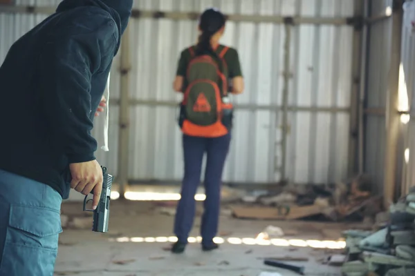 Tjuv Beväpnad Man Råna Kvinna Med Pistol Gatan Rädd Chockad — Stockfoto