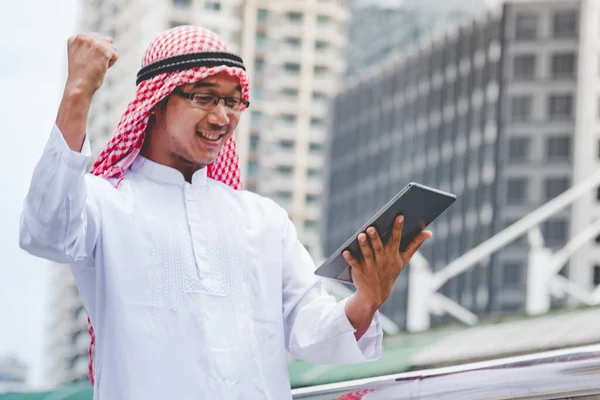 Islamisk Man Med Smartphones App Organisera Schema Agenda Fokus Händer — Stockfoto