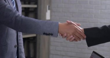 Yeni projeyi başlatmak için iş ortakları el sıkışıyor. Tokalaşma Ekibi Ortaklık ofis masası. İş adamı ortaklar el sıkışır. İş konsepti