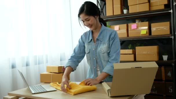 Vrouw Verpakking Doos Tafel Controleren Goederen Pakket Levering Verzending Naar — Stockvideo