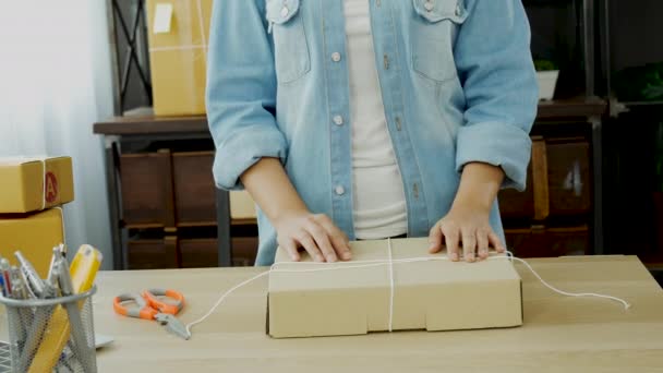 Kvinna Förpackning Låda Bordet Kontrollera Varor Paket Leverans Till Kund — Stockvideo