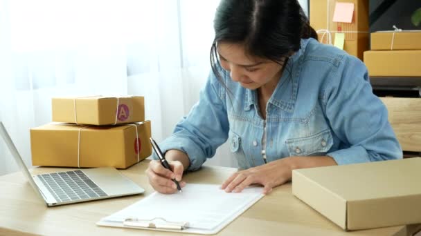 Online Prodejce Zavřít Ruce Mladá Asijská Žena Psaní Notebook Klávesnice — Stock video