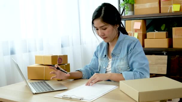 Online Säljare Närbild Händer Ung Asiatisk Kvinna Skriva Laptop Tangentbord — Stockvideo