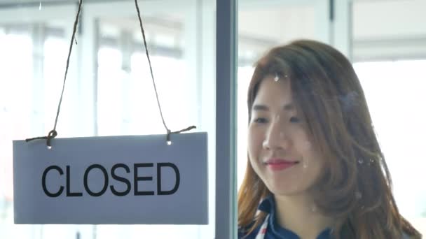 Žena Ruce Otáčející Tabuli Zavřené Pro Otevření Obchodu Malý Místní — Stock video