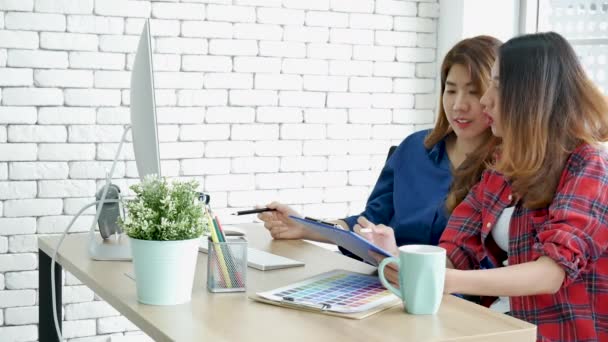 オフィスで自信を持ってチームミーティングをする2人の女性の幸せ コンピュータ ラップトップ スタートアップ企業と協力しているチーム ビジネス パートナー 笑顔で仕事をするアジアの同僚の友情 — ストック動画