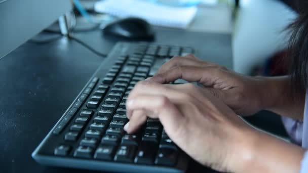 Cierre Las Manos Mujer Tecleando Teclado Utilizando Computadora Oficina Casa — Vídeos de Stock