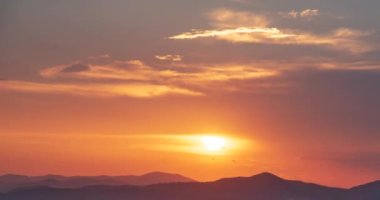 Dramatik gün batımı zamanı güzel manzara alacakaranlık altın saat parlak gökyüzü. Güzel manzara manzara manzarası şafak vakti dramatik gökyüzü zamanı. Gündoğumu manzarası Altın gökyüzü güneş ışığı
