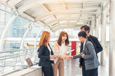 Bir grup insan çeşitliliği çoklu etnik gruplar arası takım çalışması iletişim konseptini karşılıyor. İş adamları, çok etikli iş ortakları beyin fırtınası yapan iş adamlarıyla bir araya geldi.