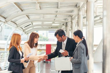 Bir grup insan çeşitliliği çoklu etnik gruplar arası takım çalışması iletişim konseptini karşılıyor. İş adamları, çok etikli iş ortakları beyin fırtınası yapan iş adamlarıyla bir araya geldi.