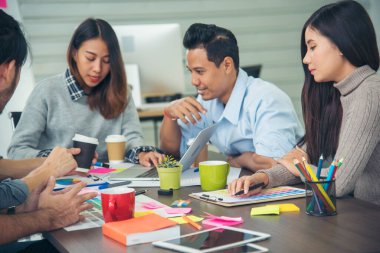 Yaratıcı tasarım ofis merkezi takım çalışması. Mutlu iş ortakları strateji organizasyonu planlıyorlar. Çeşitli ofislerde araştırmacıları bir araya getiriyorlar. Laptop, akıllı telefon şirketi konferans odasını kullanıyorlar.
