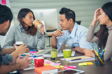 Yaratıcı tasarım ofis merkezi takım çalışması. Mutlu iş ortakları strateji organizasyonu planlıyorlar. Çeşitli ofislerde araştırmacıları bir araya getiriyorlar. Laptop, akıllı telefon şirketi konferans odasını kullanıyorlar.