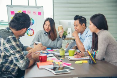 Yaratıcı tasarım ofis merkezi takım çalışması. Mutlu iş ortakları strateji organizasyonu planlıyorlar. Çeşitli ofislerde araştırmacıları bir araya getiriyorlar. Laptop, akıllı telefon şirketi konferans odasını kullanıyorlar.