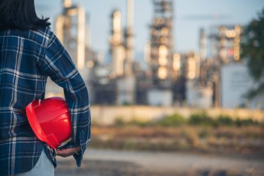 İnşaat işçisi kadın inşaat sektöründe güvenlik önlüğü takıyor. Sıkı kasklı inşaat mühendisi kadın mühendis. Kadın inşaat mühendisi konsepti