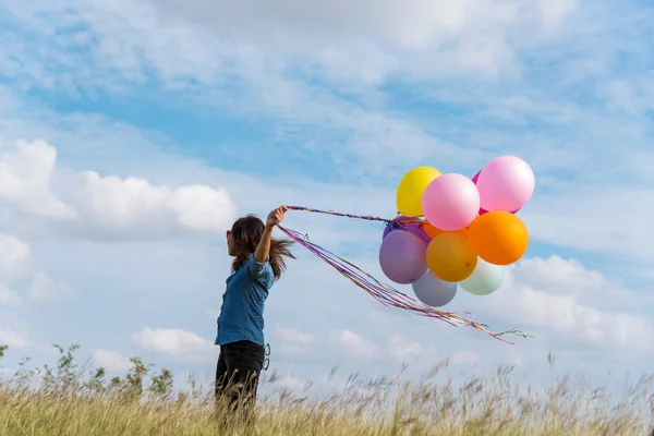 Frau Hält Luftballons Der Hand Die Über Grüne Wiese Weiße — Stockfoto
