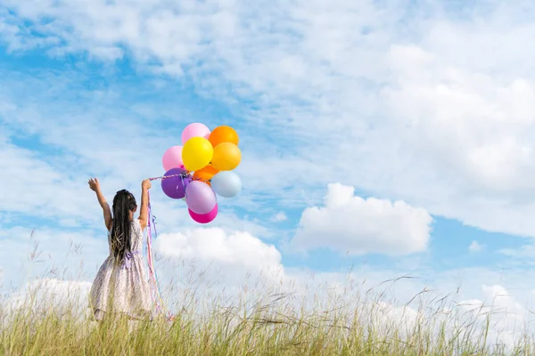 Vrolijk Schattig Meisje Houden Ballonnen Lopen Groene Weide Witte Wolk — Stockfoto