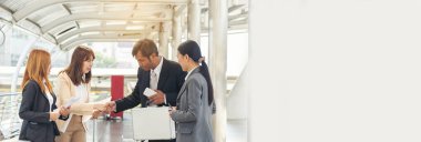 Banner Diversity Business Partner takım çalışması, ortaklık işadamı ve iş kadınlarının birbirine güvenmesi. Panorama Asyalı iş arkadaşlarıyla birlikte çalışan ekip toplantısı.