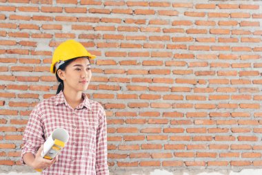 İnşaat işçisi kadın inşaat sektöründe güvenlik önlüğü takıyor. Sıkı kasklı inşaat mühendisi kadın mühendis. Kadın inşaat mühendisi konsepti