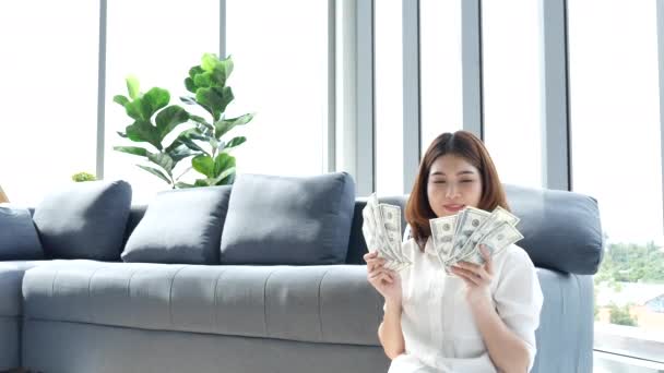 Feliz Jovem Asiático Mulher Segurando Dólar Dinheiro Jogar Comemorar Felicidade — Vídeo de Stock