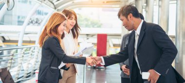 Banner Diversity Business Partner takım çalışması, ortaklık işadamı ve iş kadınlarının birbirine güvenmesi. Panorama Asyalı iş arkadaşlarıyla birlikte çalışan ekip toplantısı.