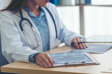 İki Asyalı kadın doktor, doktorun muayenehanesinde röntgen filmi danışmanlığı yapan hastalarla görüşmeyi tartışıyor. Asya tıp laboratuarındaki genç kadınlar birlikte sağlık hizmetleri hakkında konuşuyorlar.