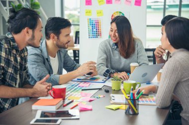 Yaratıcı tasarım ofis merkezi takım çalışması. Mutlu iş ortakları strateji organizasyonu planlıyorlar. Çeşitli ofislerde araştırmacıları bir araya getiriyorlar. Laptop, akıllı telefon şirketi konferans odasını kullanıyorlar.