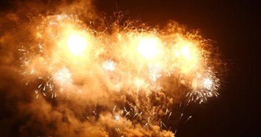 Altın Havai fişekler yeni yıl yıldönümünü kutluyor. 4 Temmuz bayram festivali 2022. Gece vakti havai fişekler ulusal bayramı kutluyor. Yeni yıla geri sayım 2022 altın parti zamanı etkinliği