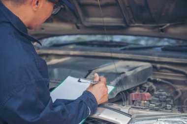 Otomotiv merkezindeki tamirci oto tamirhanesinde. Teknisyen atölyesi motor tamir araçları makine mühendisliği işi. Otomobil tamircisi eller araba tamir teknisyeni