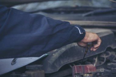 Otomotiv merkezindeki tamirci oto tamirhanesinde. Teknisyen atölyesi motor tamir araçları makine mühendisliği işi. Otomobil tamircisi eller araba tamir teknisyeni
