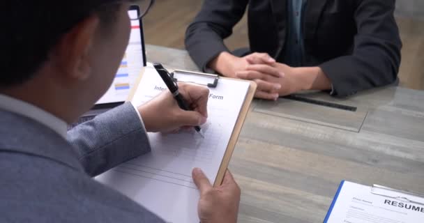 Jobb HR sökande som har en intervju med Human Resources Manager jobb intervjua med säker kandidat på företag kontor ger cv CV. Jobbintervju med headhunter agent och sökande — Stockvideo