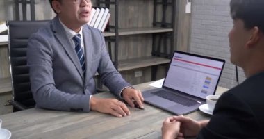 İşadamı akıl hocası ofis masasında takım lideri patronluk taslayan yönetici olarak çalışıyor. İki iş adamı birlikte konuşuyor ve yeni proje planlama bürosu toplantı odasına başlıyorlar. İş adamı tartışır, planlar yapar