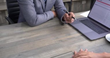 Ofis masasında konuşan iki iş adamı, mutlulukla toplantı odası ve iyi haberler için beşlik çakın. Çak bir beşlik İki ortak yönetici genç adamla takım dayanışması güç konsepti