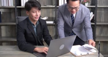 İşadamı akıl hocası ofis masasında takım lideri patronluk taslayan yönetici olarak çalışıyor. İki iş adamı birlikte konuşuyor ve yeni proje planlama bürosu toplantı odasına başlıyorlar. İş adamı tartışır, planlar yapar