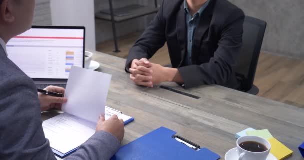 Jobb HR sökande som har en intervju med Human Resources Manager jobb intervjua med säker kandidat på företag kontor ger cv CV. Jobbintervju med headhunter agent och sökande — Stockvideo