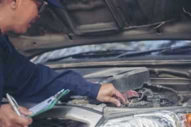 Otomotiv merkezindeki tamirci oto tamirhanesinde. Teknisyen atölyesi motor tamir araçları makine mühendisliği işi. Otomobil tamircisi eller araba tamir teknisyeni