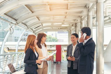 İş ortağı dizüstü bilgisayarlı toplantı ekibi ortaklık işadamı, iş kadını konuşması kullanıyor. Çeşitlilik gösteren Asyalı İş Ortağı güven ekibi çalışmasıyla çevrimiçi olarak tanıştı. Asya İş Takımı Toplantısı.
